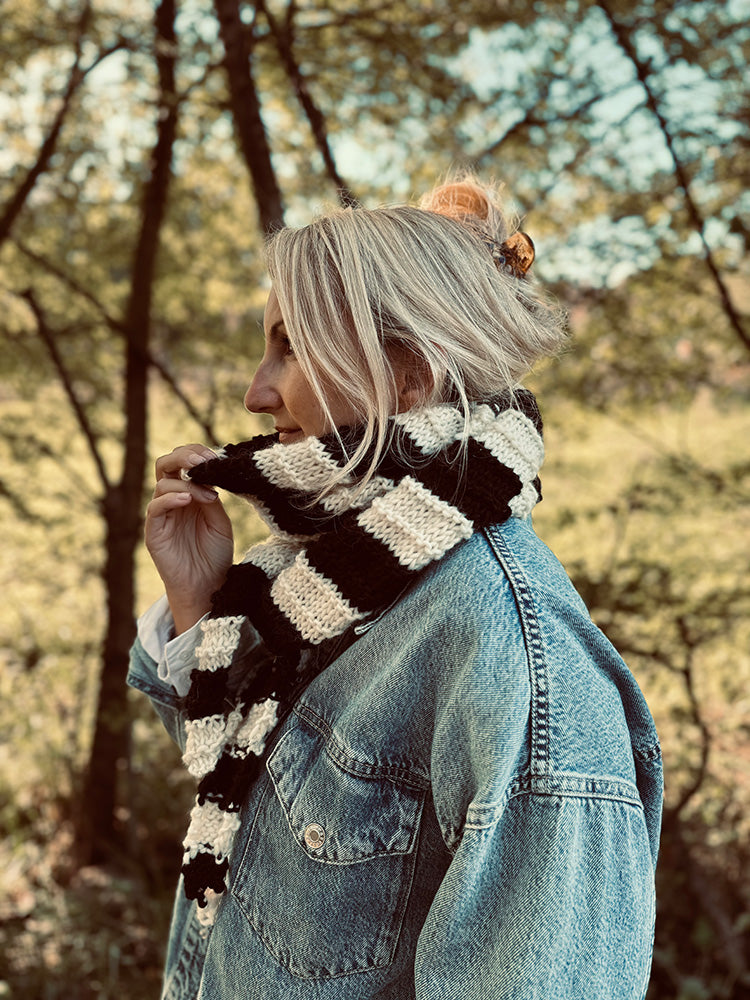 Black and White Skinny Scarf Knitting Pattern