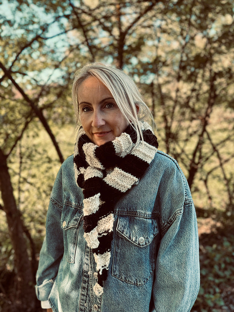 Black and White Skinny Scarf Knitting Pattern