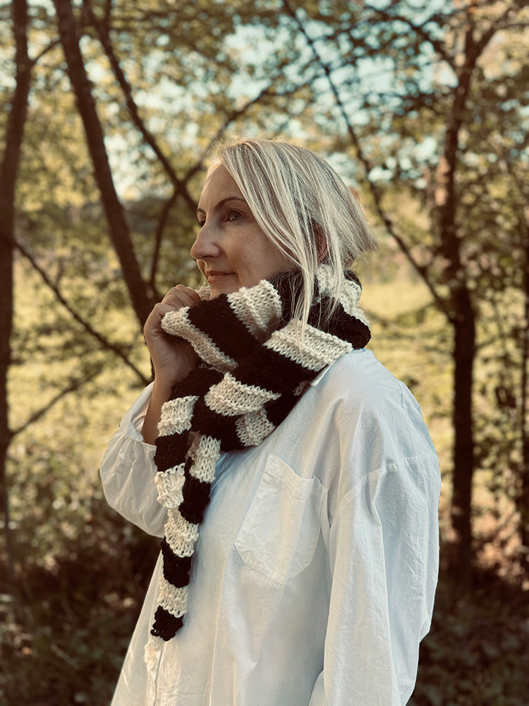 Black and White Skinny Scarf Knitting Pattern