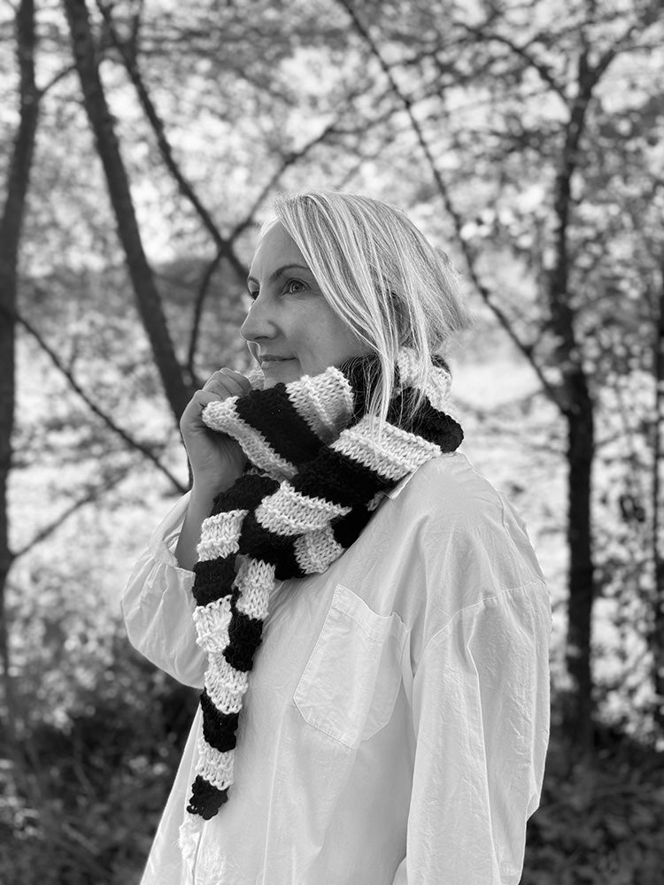 Black and White Skinny Scarf Knitting Pattern