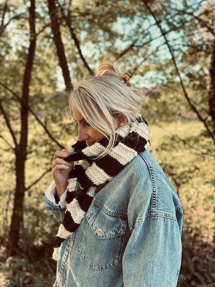 Black and White Skinny Scarf Knitting Pattern