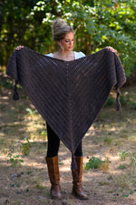 Crochet triangle shawl feat image 1