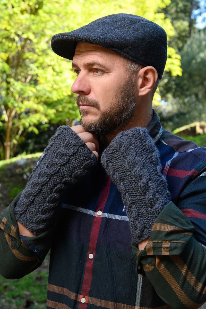 Knit fingerless gloves for men feat image 2