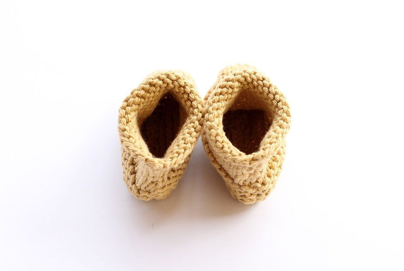 Knitted newborn booties pattern