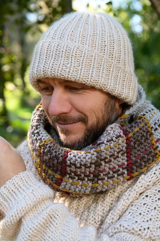 Knitted plaid scarf and ribbed beanie