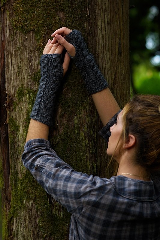 cable knit gloves in dark grey yarn