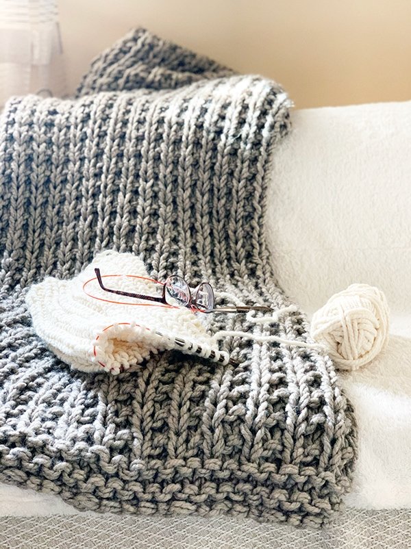 DIY Chunky Knit Blanket  Chunky knit blanket diy, Knitted blankets, Hand  knit blanket